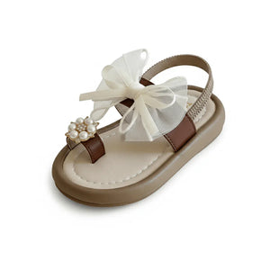 Baby girl sandal with beige sole, brown straps, pearl flower charm, and white bow decoration